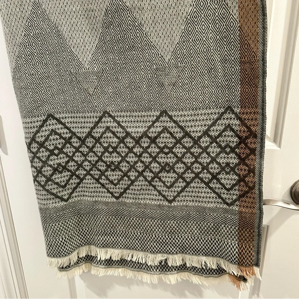 Madewell Angelweave Blanket Scarf in Grey with Mauve Print
